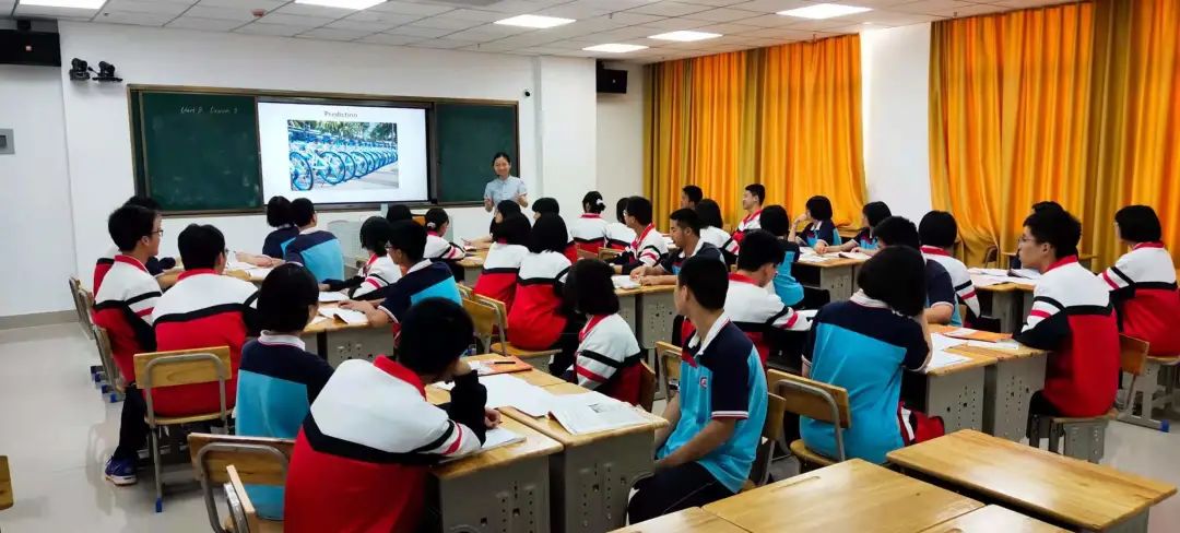 黄毅真上课图片1.jpg 图片